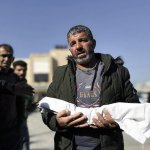 Fuentes: Rebelión - Imagen: Assad Abdeen sostiene el cuerpo de su hijo, Saeed, un bebé de un mes que murió por estar expuesto al frío en una precaria tienda de campaña forzados por el régimen israelí, Khan Younis, December 18, 2025. (Doaa Albaz/Activestills)