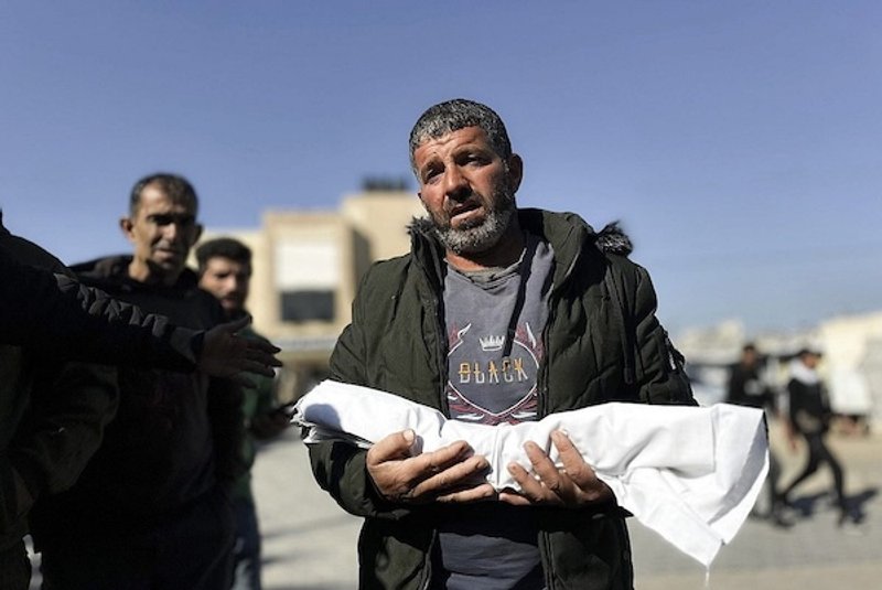 Fuentes: Rebelión - Imagen: Assad Abdeen sostiene el cuerpo de su hijo, Saeed, un bebé de un mes que murió por estar expuesto al frío en una precaria tienda de campaña forzados por el régimen israelí, Khan Younis, December 18, 2025. (Doaa Albaz/Activestills)
