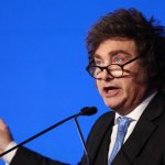 El presidente de Argentina, Javier MIilei aseguró en entrevista que Manuel Ardoni, jefe de gabinete del mandatario, "ni en pedo se va", refiriéndose a las acusaciones de enriquecimiento ilícito en contra delk funcionario. Foto Afp