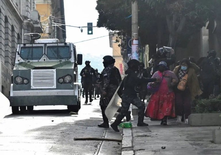 Gobierno de Bolivia ejecuta amplio operativo para despejar vías ante desabastecimiento de productos