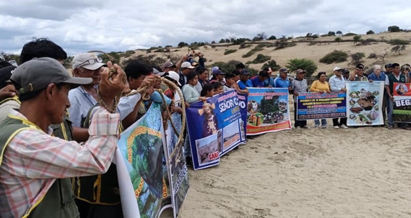 Miembros de la comunidad San Juan Bautista de Catacaos durante una movilización en defensa de su territorio. Foto: cortesía Diana Culupú Inga