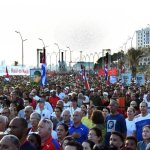 "Mientras viva, permaneceré al frente de la revolución, con un pie en el estribo", fue el mensaje que envió el líder cubano a miles de personas que protestaron en el malecón, ante la embajada de Estados Unidos, luego de que este país emitió una orden de captura en su contra. Foto Xinhua