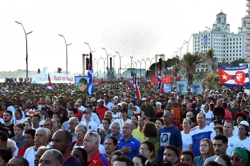 "Mientras viva, permaneceré al frente de la revolución, con un pie en el estribo", fue el mensaje que envió el líder cubano a miles de personas que protestaron en el malecón, ante la embajada de Estados Unidos, luego de que este país emitió una orden de captura en su contra. Foto Xinhua