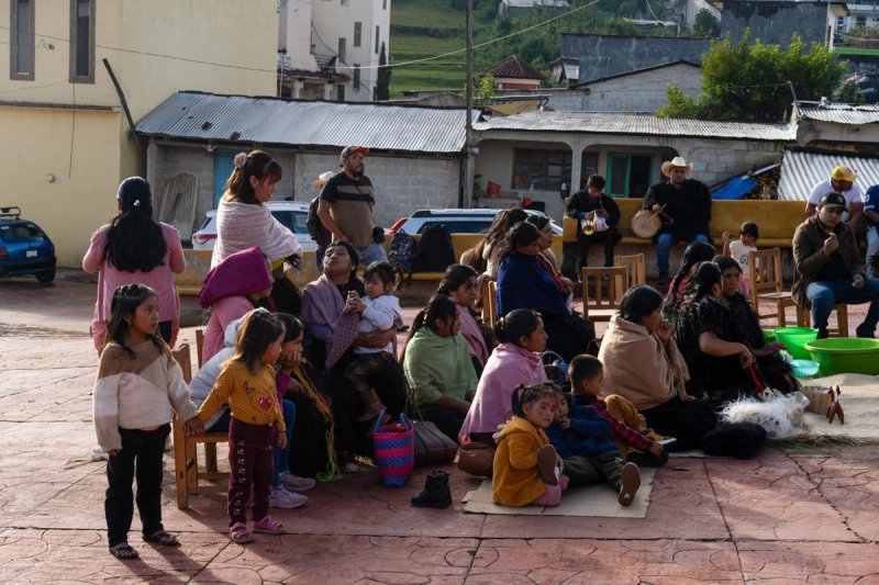 En un estudio presentado ayer en conjunto con el Sistema Nacional de Protección de Niñas, Niños y Adolescentes, Unicef México destacó que mientras 82 por ciento delos menores indígenas vive en situación de pobreza, los no indígenas son alrededor de 43 por ciento. Cuartoscuro