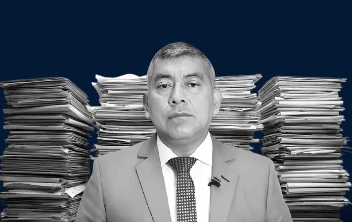 Rafael Curruchiche fue destituido como jefe de la FECI. Diseño La Hora: Alejandro Ramírez.