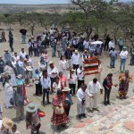 Pobladores, comisarios ejidales, autoridades y visitantes se reunieron frente a la Casa de los Trece Cielos, el basamento piramidal de 16 metros de altura que corona Cañada de la Virgen. Foto INAH
