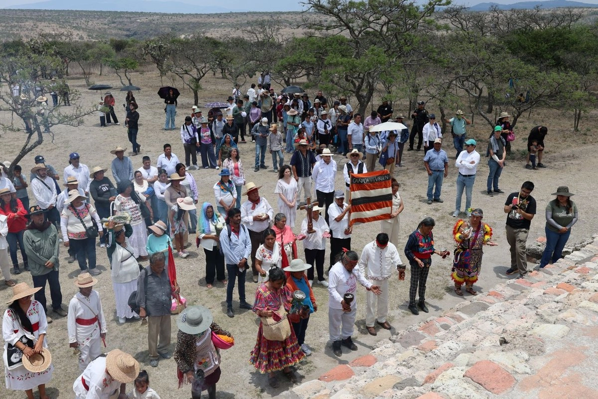 Pobladores, comisarios ejidales, autoridades y visitantes se reunieron frente a la Casa de los Trece Cielos, el basamento piramidal de 16 metros de altura que corona Cañada de la Virgen. Foto INAH