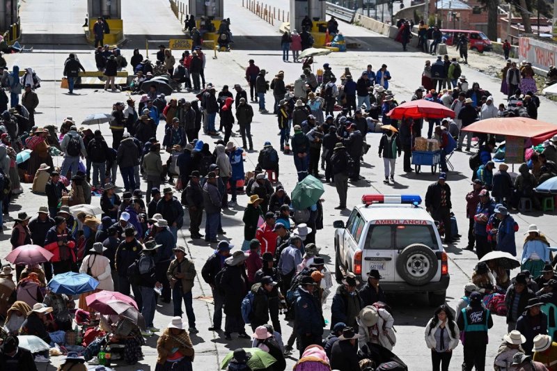 Los manifestantes, que exigían la renuncia del presidente boliviano, Rodrigo Paz, rechazaron los nuevos llamados del gobierno al diálogo e intensificaron los bloqueos viales que han asediado la capital política del país durante un mes. Foto: Afp