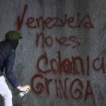 Fuentes: Rebelión / Saber y Poder [Imagen: Venezuela no es colonia gringa. Créditos: Rome Arrieche, tomada de Saber y Poder]