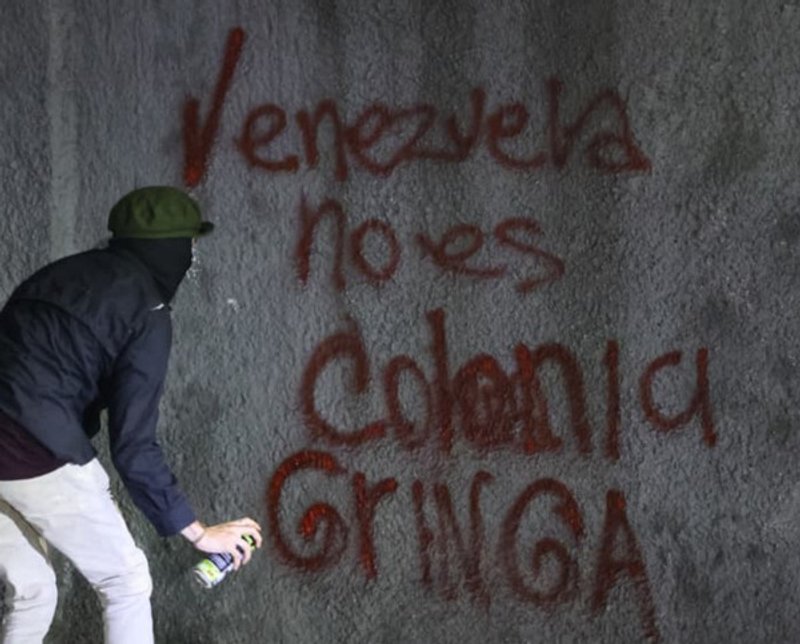 Fuentes: Rebelión / Saber y Poder [Imagen: Venezuela no es colonia gringa. Créditos: Rome Arrieche, tomada de Saber y Poder]
