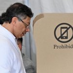 En su publicación, Petro afirmó además que una pérdida de la autonomía colombiana tendría implicaciones más amplias para la región. En la imagen, el mandatario colombiano emite su voto en la primera vuelta de las elecciones presidenciales, el pasado 31 de mayo. Foto Afp