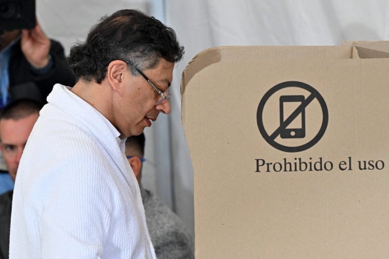 En su publicación, Petro afirmó además que una pérdida de la autonomía colombiana tendría implicaciones más amplias para la región. En la imagen, el mandatario colombiano emite su voto en la primera vuelta de las elecciones presidenciales, el pasado 31 de mayo. Foto Afp