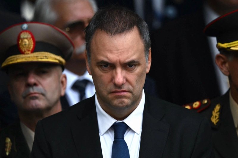 Adorni, quien a principios de este mes confesó haber ocultado 500 mil dólares estadunidenses en sus declaraciones juradas, lo que provocó indignación y críticas de figuras de la oposición y del propio gobierno, presentó su renuncia el 27 de junio de 2026 en Buenos Aires. Foto: Afp