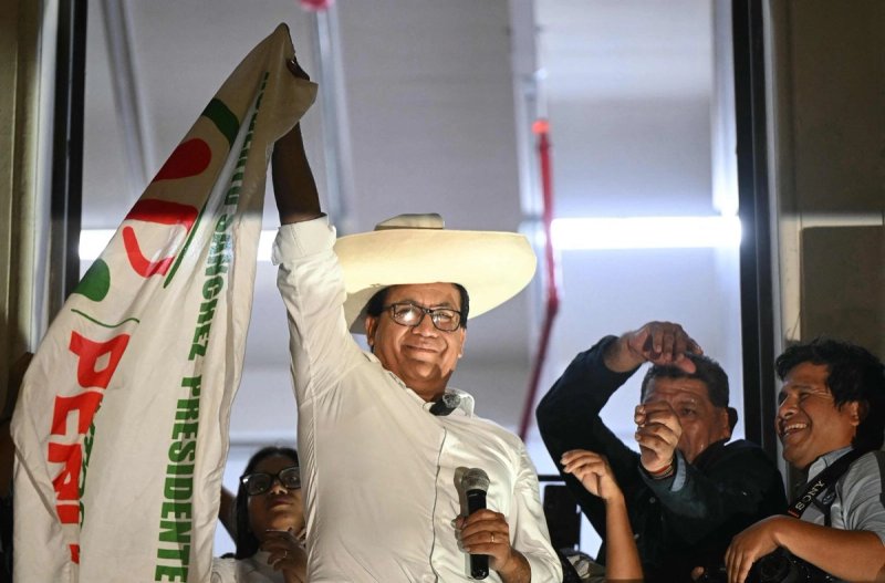 El candidato presidencial peruano, Roberto Sánchez, del partido Juntos por el Perú, sostiene una bandera de su partido tras conocerse los primeros resultados de la segunda vuelta de las elecciones presidenciales en Lima el 7 de junio de 2026. Foto: Afp