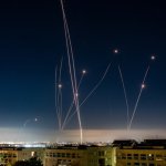 Sistema de defensa antiaérea israelí intercepta misiles balísticos de Irán, Tel Aviv, 21 de junio de 2025 Eli Basri/SOPA Images/LightRocket / Gettyimages.ru