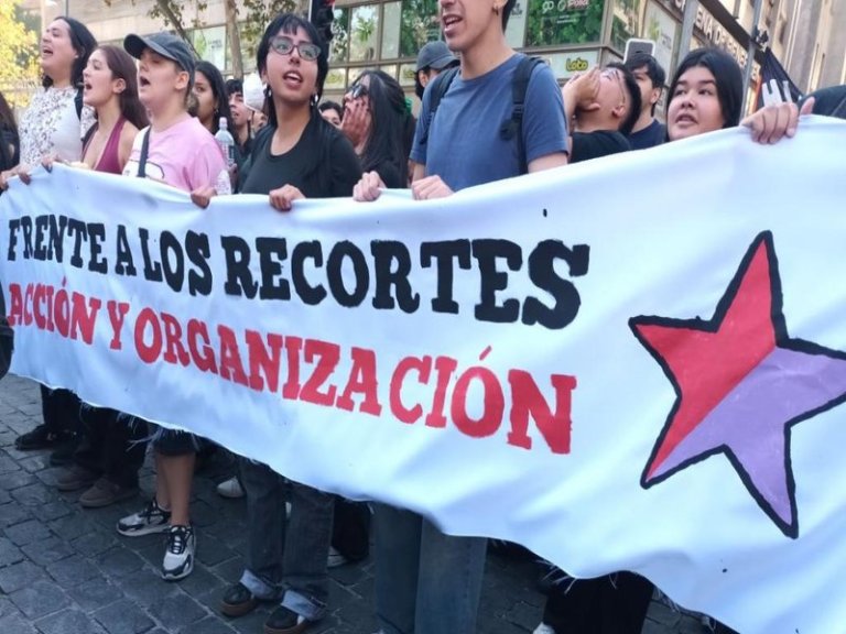Estudiantes chilenos mantienen llamado a protesta contra recortes