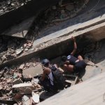 Una mujer busca sobrevivientes en un edificio colapsado en La Guaira, Venezuela, el 27 de junio de 2026. Foto Ap