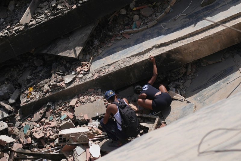 Una mujer busca sobrevivientes en un edificio colapsado en La Guaira, Venezuela, el 27 de junio de 2026. Foto Ap