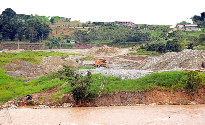 La minería ilegal en Zamora Chinchipe ha causado deforestación en la ribera de los ríos, inundaciones y despliegue de sustancias tóxicas como mercurio o cianuro, que afectan la calidad del agua. Foto: José Dimitrakis / Revista Vistazo.