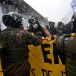 Aunque la policía no emitió aún un reporte de los enfrentamientos, que duraron alrededor de una hora, la AFP observó al menos una decena de detenidos, entre ellos una mujer que terminó con su rostro ensangrentado. Foto: Afp