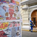 Vista de las portadas de los periódicos exhibidos en un quiosco de Lima el 8 de junio de 2026, un día después de la segunda vuelta electoral. Foto: Afp