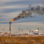 A más petróleo, crece la pobreza en Argentina Una torre petrolera en Vaca Muerta, cuya actividad generó el ingreso neto de unos 11 000 millones de dólares desde que Argentina es gobernada por Javier Milei, mientras la sociedad atraviesa cada vez mayores dificultades. Foto: Martin Álvarez Mullally / Opsur.
