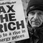 Fuentes: CTXT [Imagen. Un hombre posa con una pancarta durante una manifestación en Londres en 2022. / Alisdare Hickson]