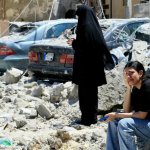 Una mujer libanesa llora sentada entre los escombros en el lugar de un ataque aéreo israelí que tuvo como objetivo la aldea de Qennarit, en el sur del Líbano, el 20 de junio de 2026. Irán ha anunciado el cierre, una vez más, del estrecho de Ormuz debido a las agresiones de Tel Aviv contra Líbano. Afp
