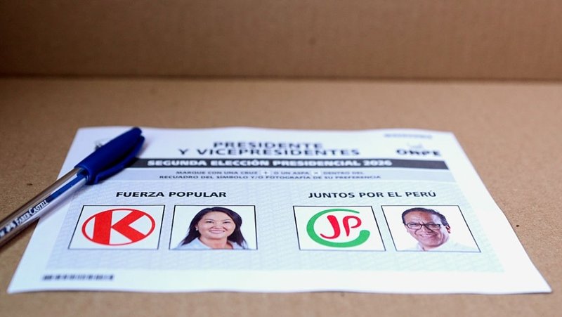 Papeleta con los rostros de Keiko Fujimori y Roberto Sánchez, en una casilla de Lima, 7 de junio del 2026. Raul Sifuentes/Getty Images