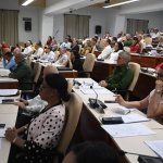 Los integrantes de la Asamblea Nacional del Popular de Cuba votaron ayer a favor de modificar 23 ejes económicos, impulsados por la presidencia de la isla. Foto Europa Press