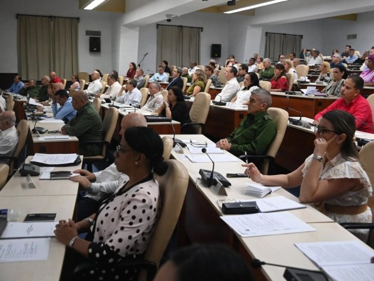 Aprueba el Parlamento de Cuba reformas a favor del libre mercado