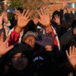 Mujeres y hombres rinden respeto a su cosmovisión y levantan las manos para recibir los primeros rayos de sol durante las celebraciones del Año Nuevo Andino, en El Alto, Bolivia, el 21 de junio de 2026. Foto Ap