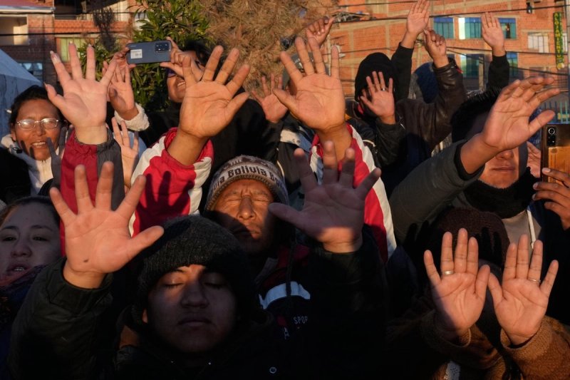 Mujeres y hombres rinden respeto a su cosmovisión y levantan las manos para recibir los primeros rayos de sol durante las celebraciones del Año Nuevo Andino, en El Alto, Bolivia, el 21 de junio de 2026. Foto Ap