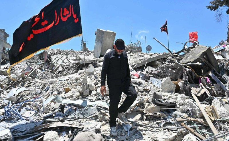 Un residente de Bir Al-Salasil recorre los escombros de su localidad, destruida por el ejército israelí. Como él, decenas de miles de libaneses no pueden regresar a sus hogares. Foto: AFP