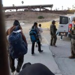 Migrantes detenidos por la patrulla fronteriza en los límites de México y Estados Unidos. Foto Afp