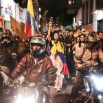 Seguidores de Cepeda (izquierda) salieron a las calles de la capital Bogotá luego de que se anunciaron los resultados del preconteo, aunque todavía falta que los jueces examinen las impugnaciones. El triunfador, un extravagante abogado apoyado por Trump, nunca ha tenido un cargo público. Foto Ap y Afp