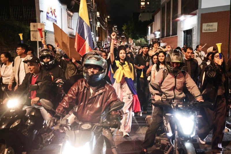 Seguidores de Cepeda (izquierda) salieron a las calles de la capital Bogotá luego de que se anunciaron los resultados del preconteo, aunque todavía falta que los jueces examinen las impugnaciones. El triunfador, un extravagante abogado apoyado por Trump, nunca ha tenido un cargo público. Foto Ap y Afp