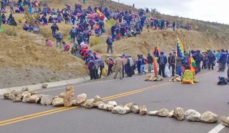 Bloqueo en Bolivia. Fuente de la imagen: Resumen Latinoamericano.