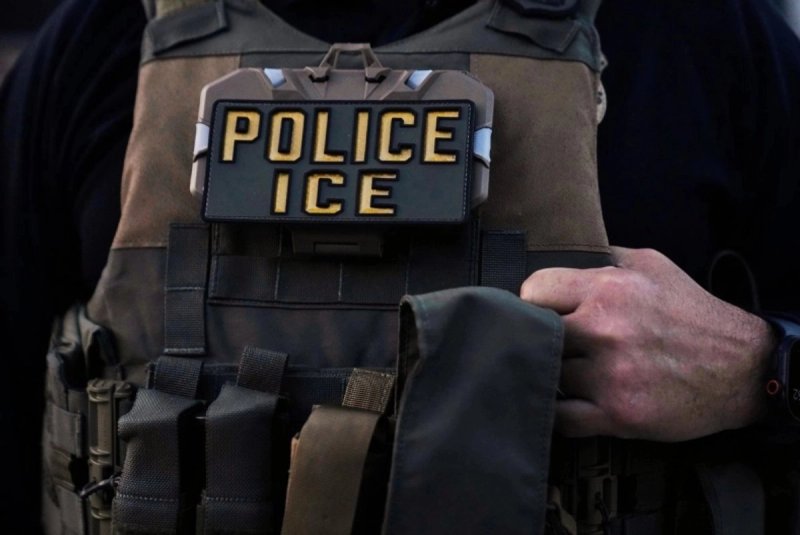 Un agente del Servicio de Inmigración y Control de Aduanas de Estados Unidos se encuentra en Park Ridge, Illinois. Foto AP
