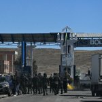 Fuerzas bolivianas inspeccionan vehículos en un peaje en la carretera que une Desaguaderos con La Paz, en Laja, Bolivia, el 21 de junio de 2026, un día después de que el presidente de Bolivia, Rodrigo Paz, declarara el estado de emergencia. Foto: Afp
