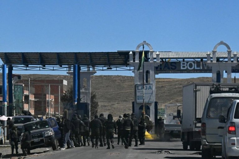 Policías y campesinos chocan por primera vez bajo estado de excepción en Bolivia