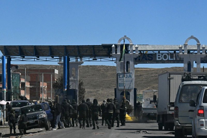 Fuerzas bolivianas inspeccionan vehículos en un peaje en la carretera que une Desaguaderos con La Paz, en Laja, Bolivia, el 21 de junio de 2026, un día después de que el presidente de Bolivia, Rodrigo Paz, declarara el estado de emergencia. Foto: Afp