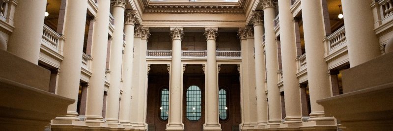 La Suprema Corte desestimó así el pedido de excusación que había planteado el ejecutivo contra los integrantes del tribunal, por considerar que habían estudiado en universidades públicas, y respaldó el fallo de un tribunal de segunda instancia, la Cámara Contencioso Administrativo Federal, que había ordenado cumplir con los dos artículos de la normativa. Foto: @CorteSupremaAR