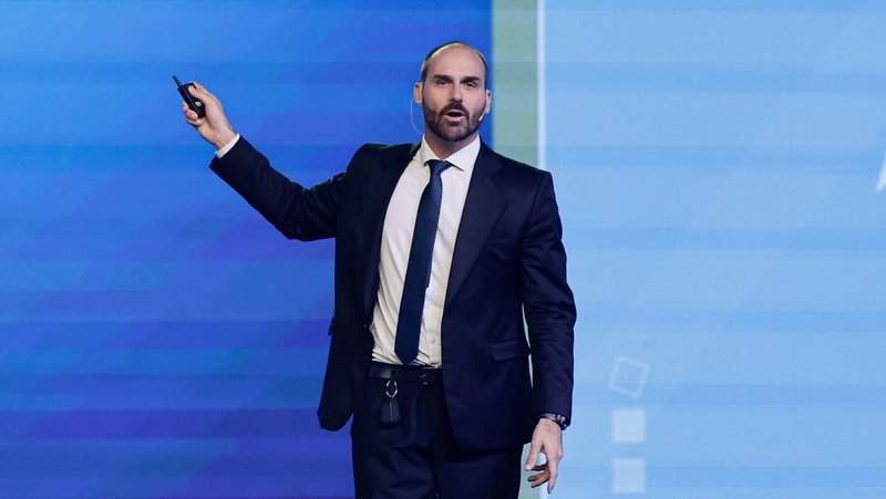 Eduardo Bolsonaro en la cumbre en Buenos Aires, Argentina, el 4 de diciembre del 2024. Gettyimages.ru