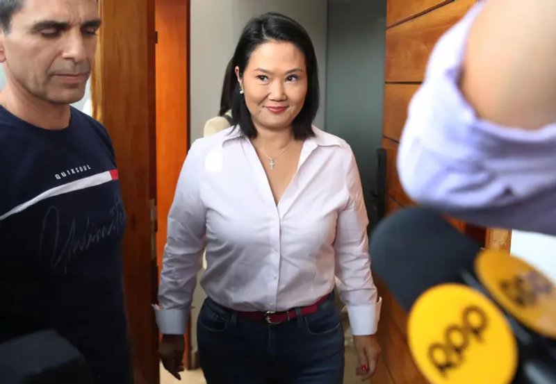 Elecciones Perú crece a 33 mil 432 votos la ventaja de Fujimori sobre Sánchez con un 99% del escrutinio. Foto La Hora: EFE