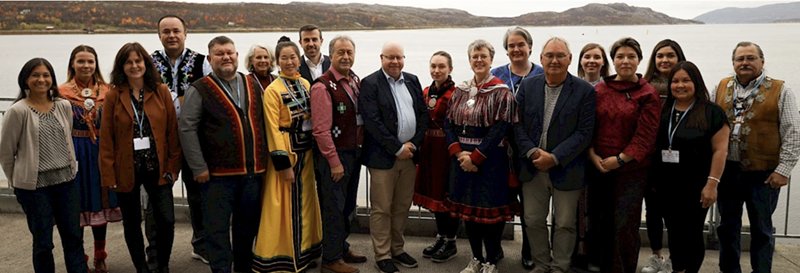 Foto: Reunión entre la Presidencia noruega del Consejo Ártico y las seis organizaciones indígenas con estatus de Participantes Permanentes en Girkonjárga/Kirkenes, Noruega, 2023. Foto: IPS.