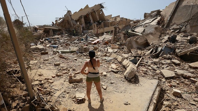 Una joven mira las casas colapsadas por el terremoto, Catia La Mar, Venezuela, 26 de junio del 2026. Javier Campos/picture alliance via Getty Images