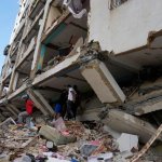 Residentes caminan entre los escombros dos días después de que los terremotos azotaran Catia La Mar, Venezuela, el viernes 26 de junio de 2026. Foto: Ap
