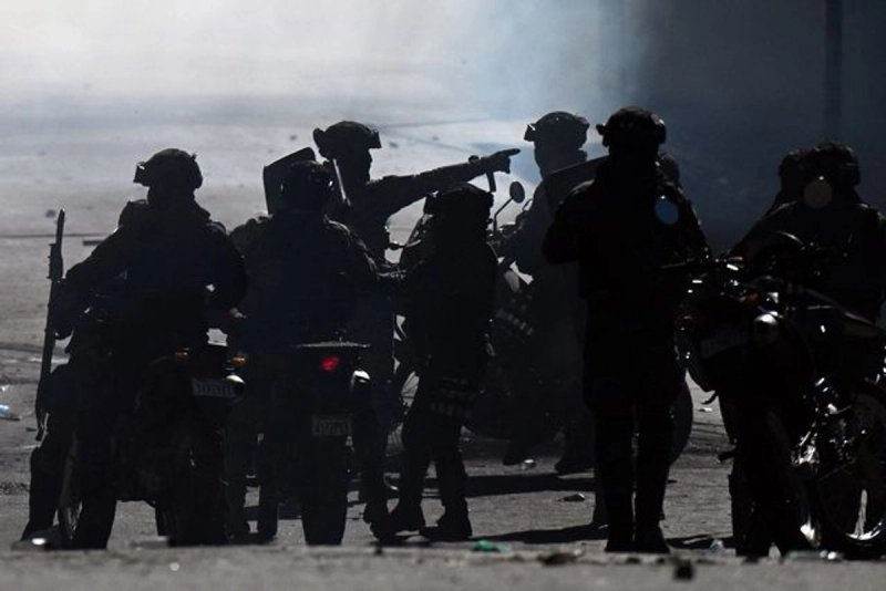 Manifestantes y policías se enfrentaron este miércoles en las inmediaciones de la sede del gobierno boliviano. Foto Afp