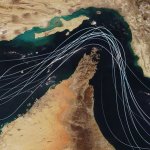 Imagen satelital del estrecho de Ormuz donde las líneas blancas indican las rutas de navegación y el tránsito marítimo entre el golfo Pérsico y el golfo de Omán. Gettyimages.ru
